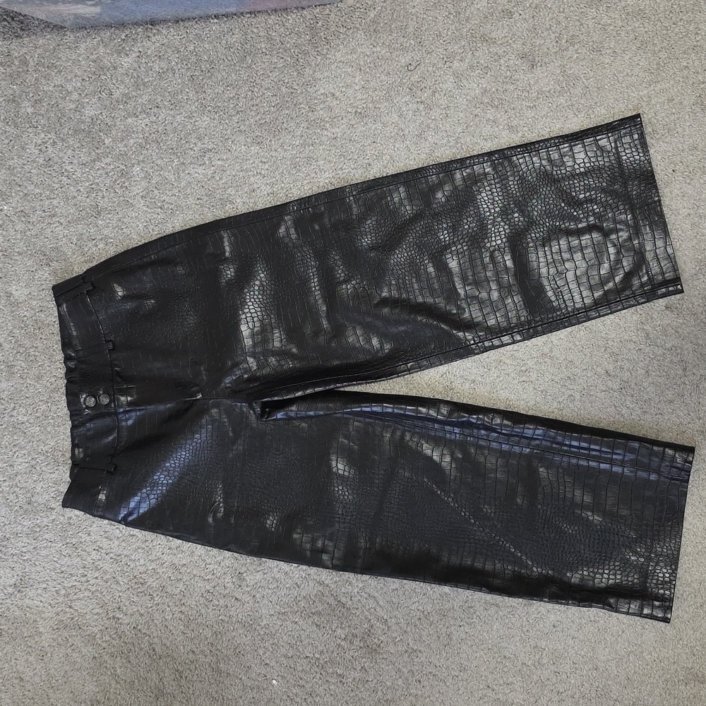 Chico's Faux Leather Croc Embossed Wide Leg Pants Size 0 (Chico's Size 4) Black - Picture 3 of 12